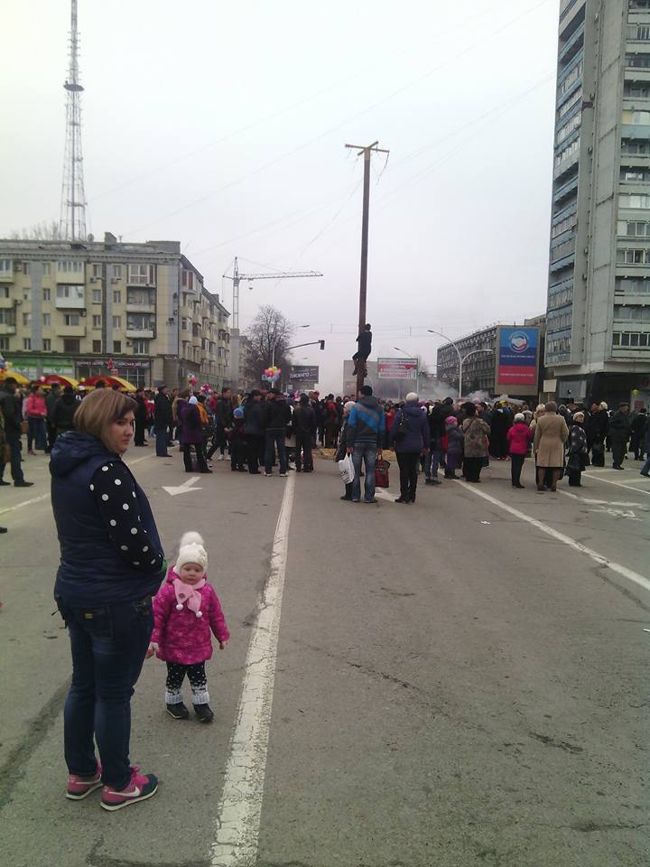 Масляна в окупованому Луганську: як напівоголені чоловіки залазили на жердину (ФОТО) - фото 2