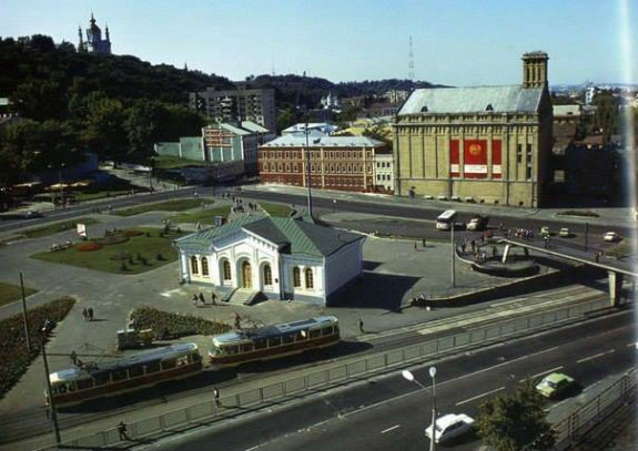 Як виглядала Поштова площа у Києві понад 30 років тому  - фото 1