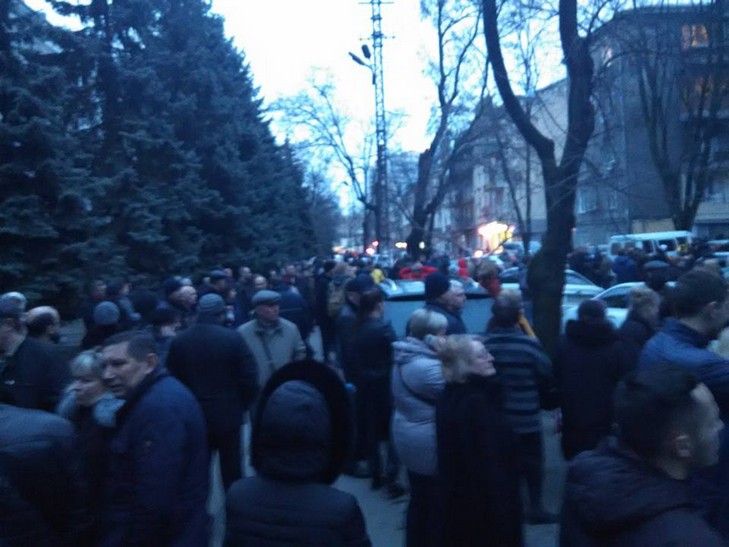 В Одесі мітинг понад ста ошуканих пайовиків розігнали "мінуванням" Будинку офіцерів - фото 4