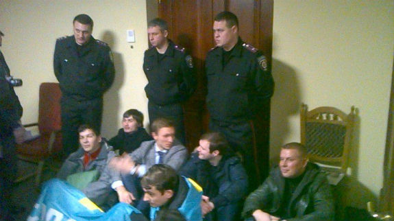 Активісти влаштували у Київраді сидячий цирк на дроті - фото 1