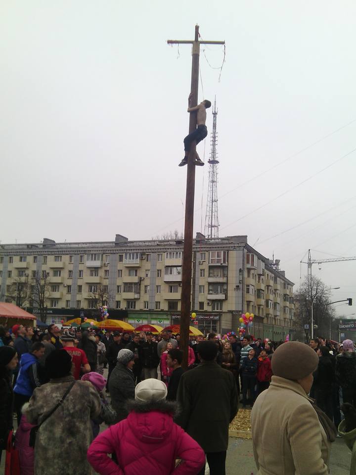Масляна в окупованому Луганську: як напівоголені чоловіки залазили на жердину (ФОТО) - фото 3