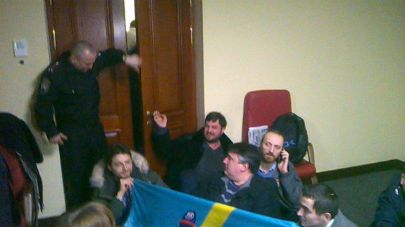 Активісти влаштували у Київраді сидячий цирк на дроті - фото 2
