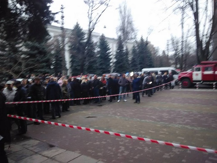 В Одесі мітинг понад ста ошуканих пайовиків розігнали "мінуванням" Будинку офіцерів - фото 2