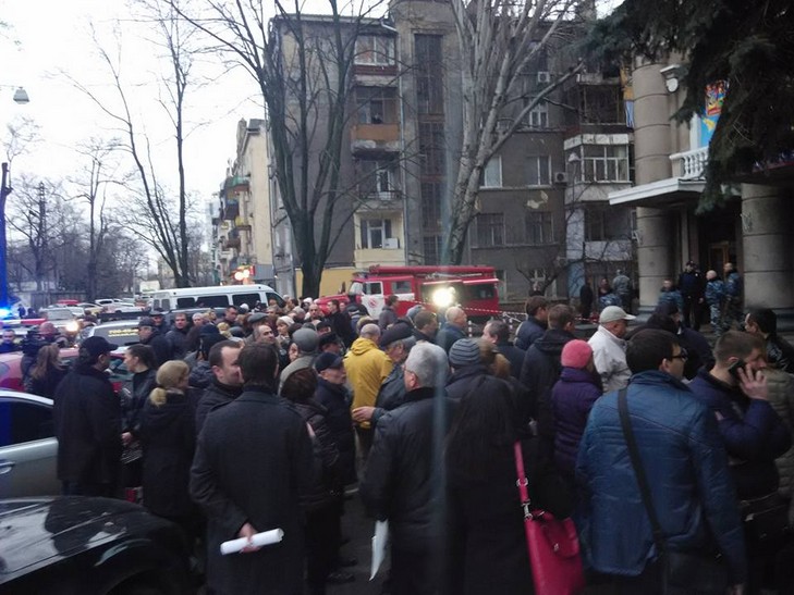 В Одесі мітинг понад ста ошуканих пайовиків розігнали "мінуванням" Будинку офіцерів - фото 1