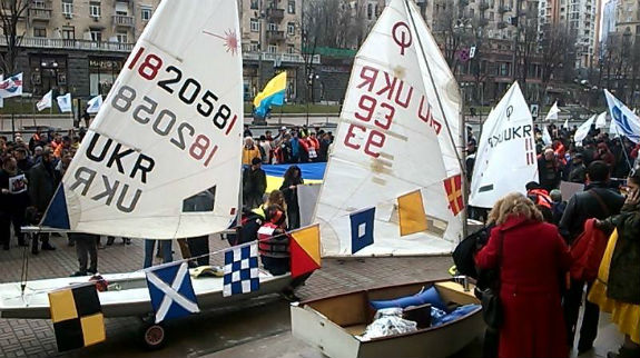 Човнярі під мерією: Кличко нічим не відрізняється від "папєрєдніків" - фото 1