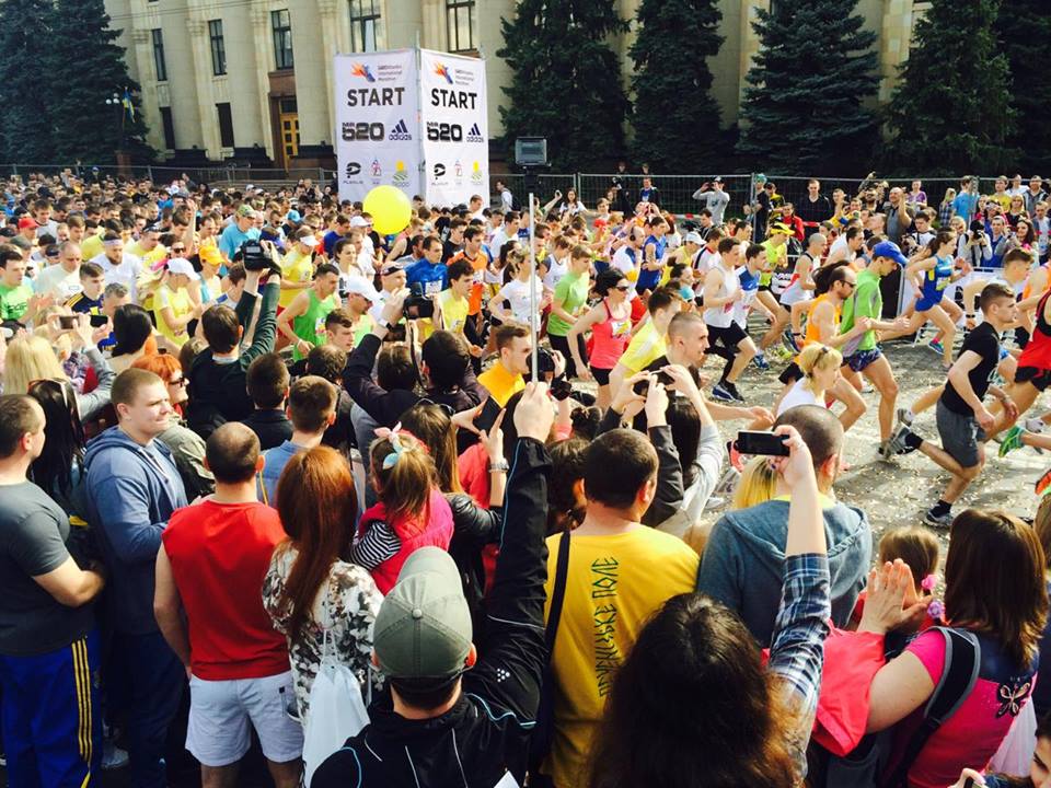 Кернес проміняв участь у марафоні на фотосесію з "фанатами" - фото 8