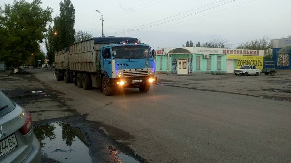 У Новому Бузі незважаючи на заборону проїзду, продовжують "колесити" фури