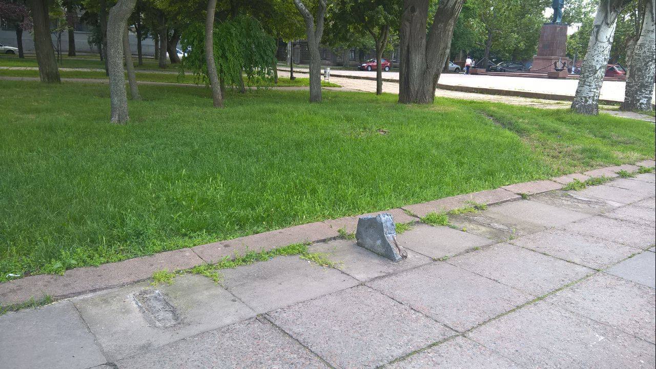 Миколаївські випускники вирвали на набережній лавки та вирвали квіти