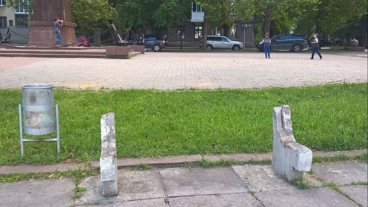 Миколаївські випускники вирвали на набережній лавки та вирвали квіти