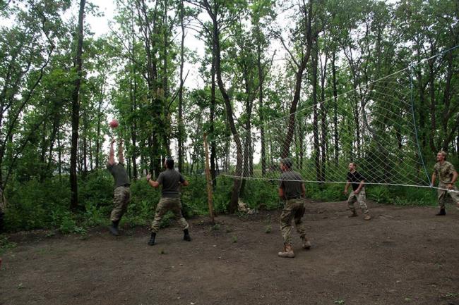 У мережі оприлюднили фото побуту бійців на передовій на Донбасі (ФОТО) - фото 5