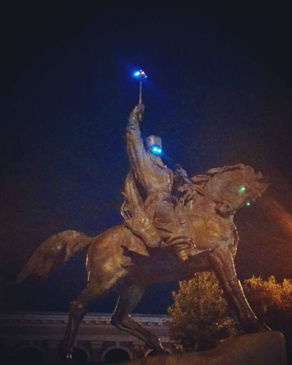 На столичному Подолі у пам'ятника Сагайдачному світяться очі та булава - фото 1