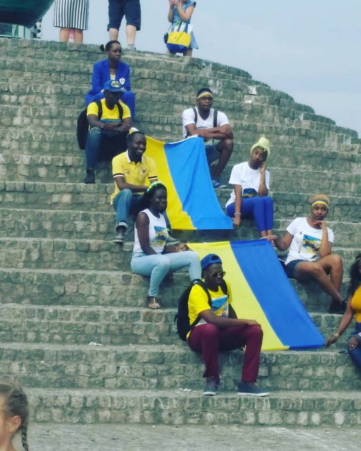 У Дніпрі "афро-бандерівці" вийшли на вулицю з прапорами України - фото 1
