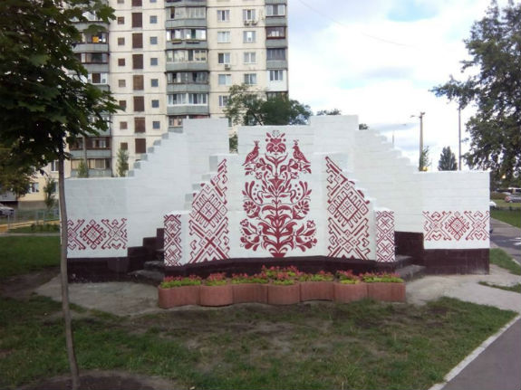 На столичній Оболоні з'явилося панно в українському стилі - фото 1