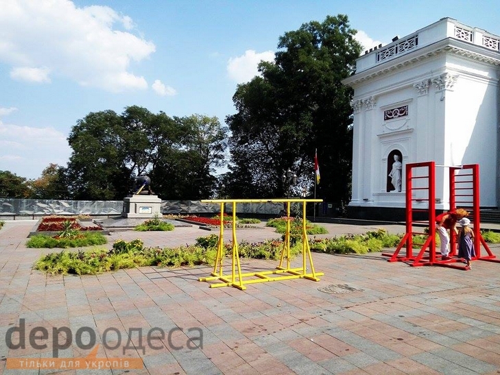 У Труханова встановили турнік на місці "Антитруханівського майдану" - фото 1