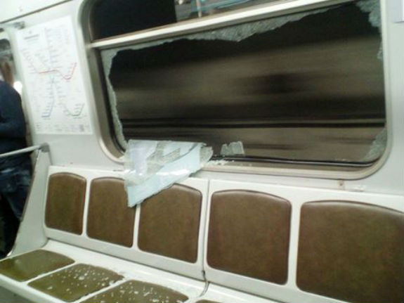 Як у київському метро вандали побили вікна у вагоні  - фото 1