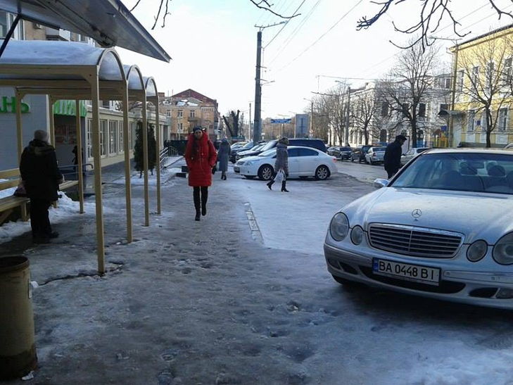 Кіровоградські "крутелики" продовжують паркуватися на зупинках - фото 1
