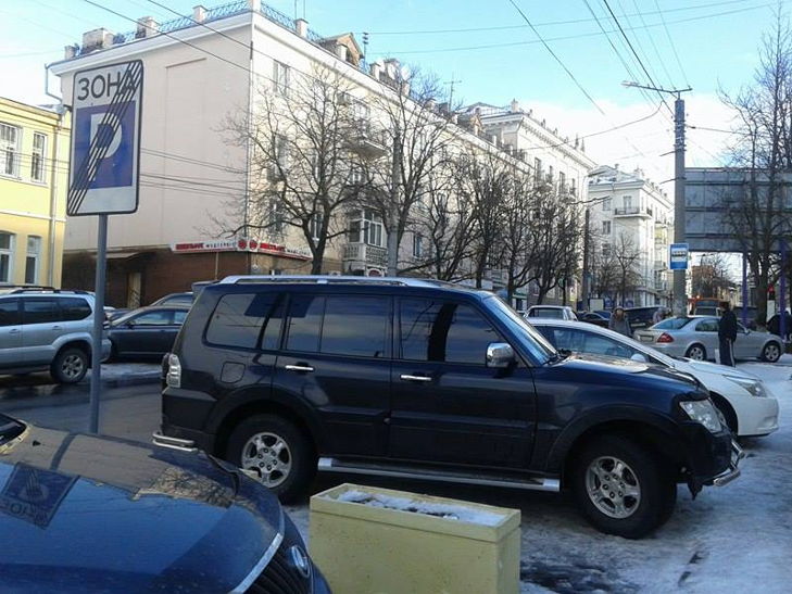 Кіровоградські "крутелики" продовжують паркуватися на зупинках - фото 2