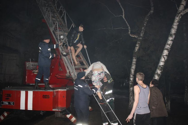 У Кіровограді рятувальники витягли з вогню сімох студентів - фото 2