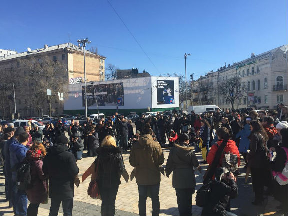 Десятки киян вийшли на Софійську площу, щоб вшанувати пам'ять Решата Аметова  - фото 1