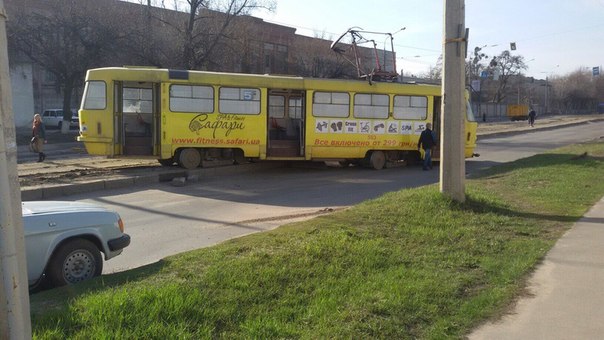 У Харкові трамвай вилетів на проїжджу частину вулиці  - фото 1