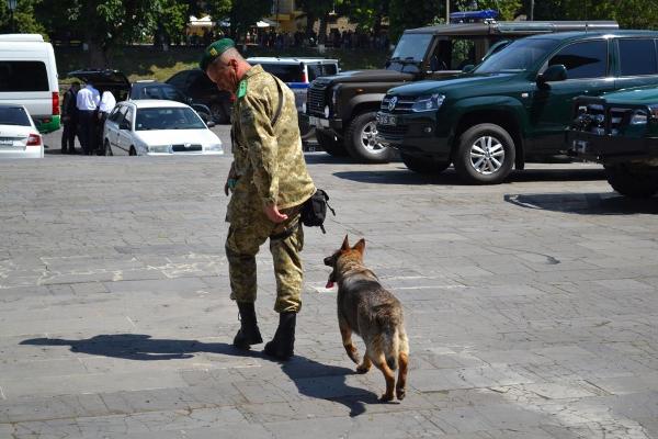 В Ужгороді прикордонники похвалилися технікою і собаками - фото 3