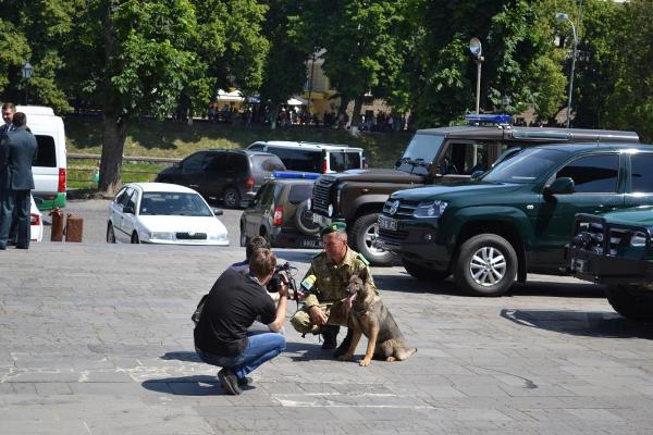 В Ужгороді прикордонники похвалилися технікою і собаками - фото 1