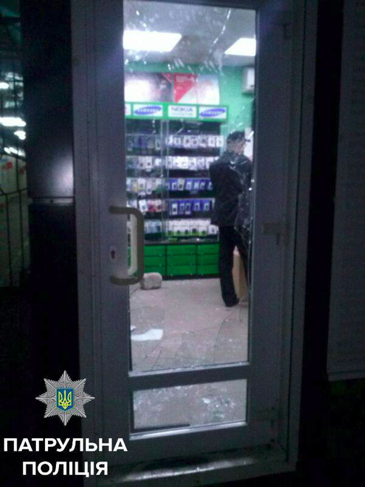 У Кропивницькому пограбували магазин мобілок - фото 1