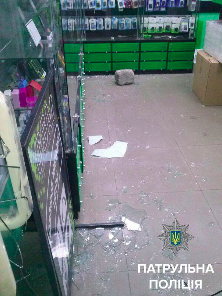 У Кропивницькому пограбували магазин мобілок - фото 2