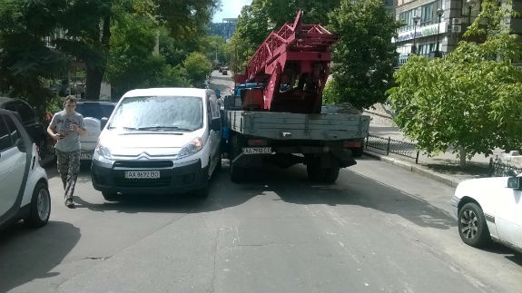 Як у Києві два водії-жлоба через ДТП заблокували цілу вулицю  - фото 1