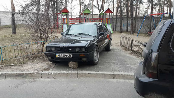 У Києві водіям-дегенератам не страшні навіть величезні каміння  - фото 1