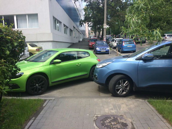 У Києві одразу два водії стали переможцями конкурсу "Паркуюсь, як мудак" - фото 1