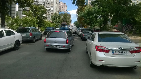 Як у Києві два водії-жлоба через ДТП заблокували цілу вулицю  - фото 2