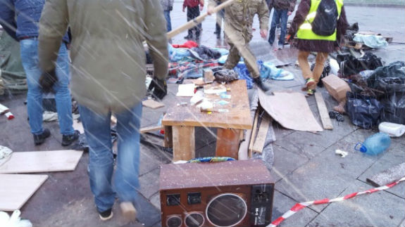 На Майдані сталася бійка: розібрали останній намет  - фото 1