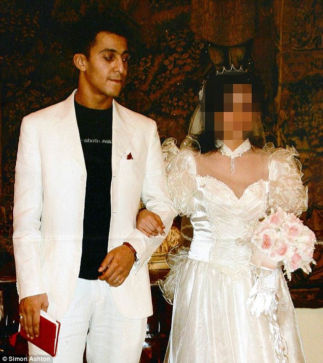 Екс-дружина паризького терориста: Він не ходив до мечеті і курив травку  - фото 2