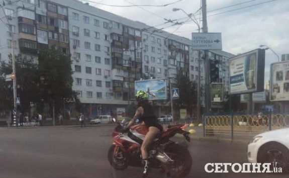 Як по Києву їздила напівгола мотоциклістка - фото 1