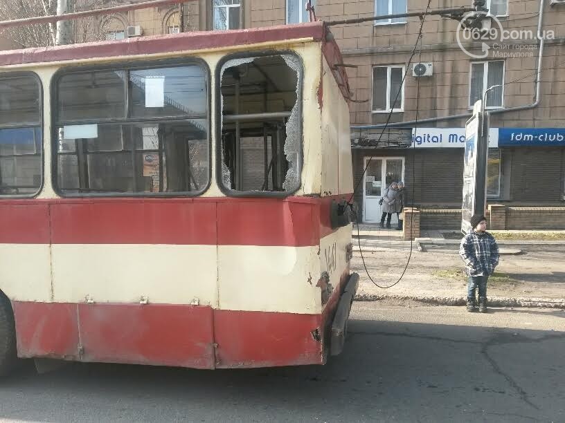 У Маріуполі маршрутка зіткнулася з тролейбусом: 8 постраждалих (ФОТО) - фото 6