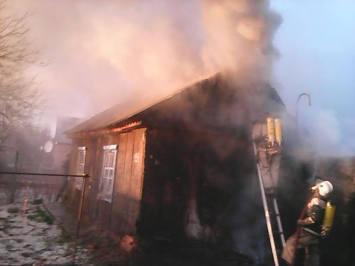 На Кіровоградщині від блискавки загорівся будинок - фото 1