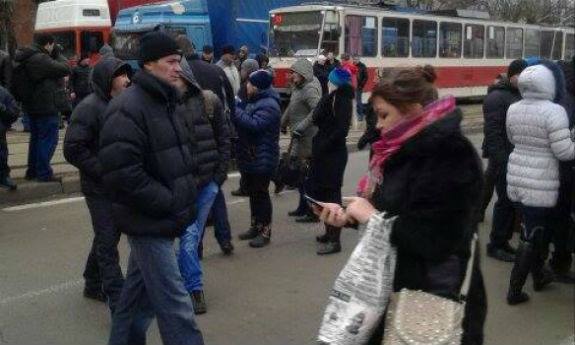 У Києві транспортний колапс: підприємці перекрили рух машин і трамваїв  - фото 1