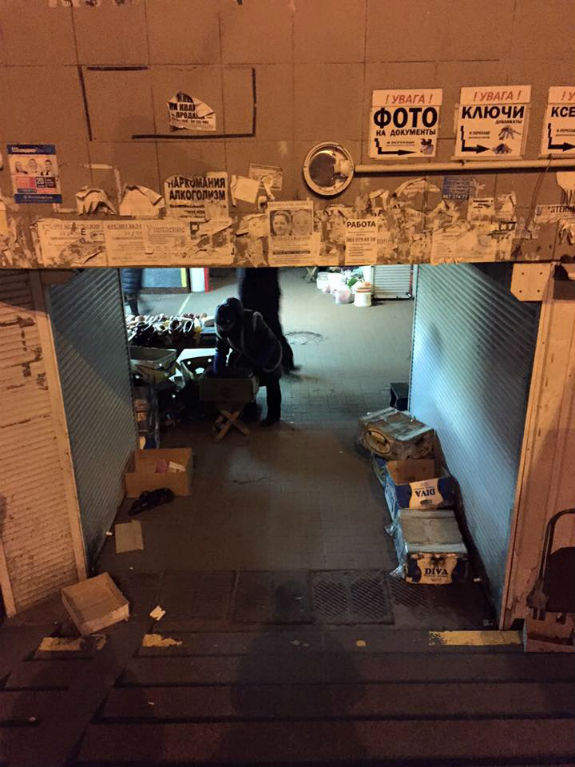 Торгаші перетворюють столичні підземні переходи на свинарники  - фото 1