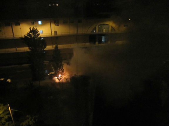 У Києві біля торговельного центру вибухнула автівка  - фото 1