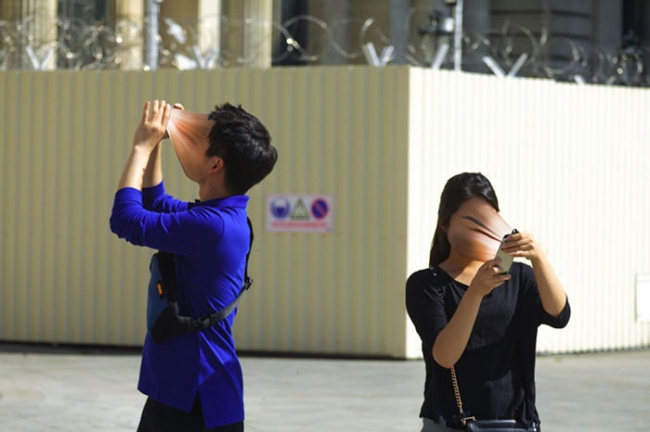 Фотограф показав, як смартфони висмоктують душу з людей - фото 1