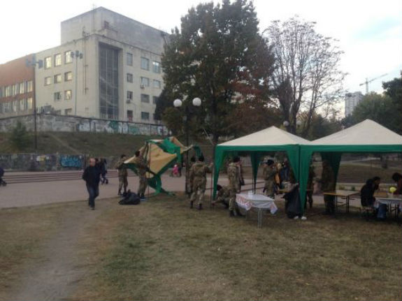 У Києві експлуатують військових під час агітації кандидатів в депутати  - фото 1
