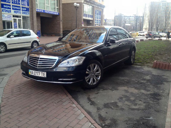 У Києві водій шикарної іномарки став героєм рубрики "Паркуюсь, як жлоб" - фото 4