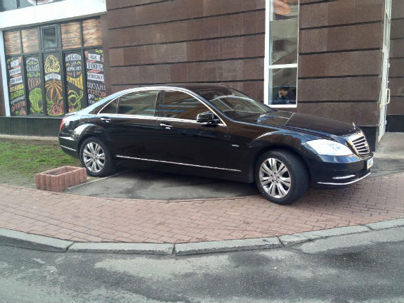 У Києві водій шикарної іномарки став героєм рубрики "Паркуюсь, як жлоб" - фото 3