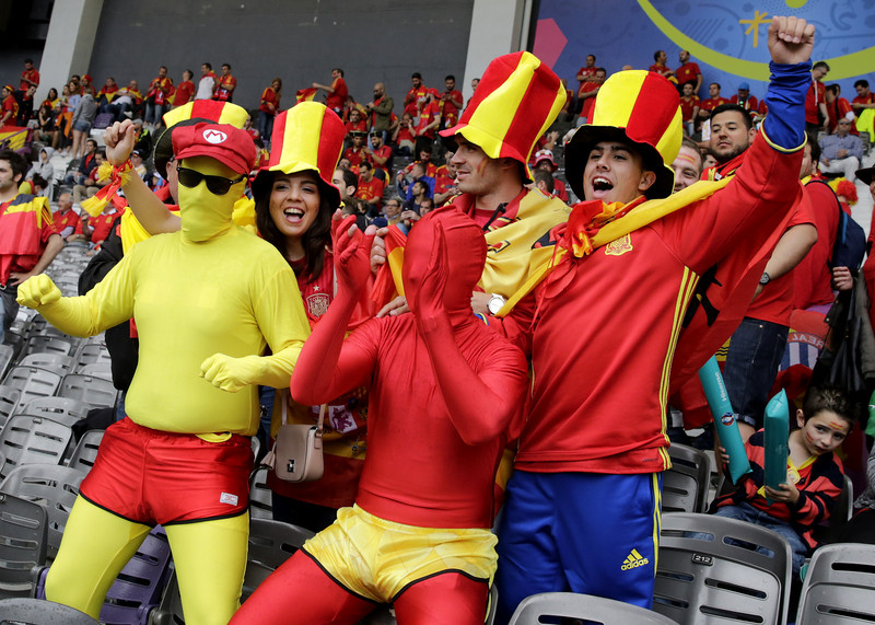 Як іспанські фанати у дивних костюмах і смішних трусах фанатіють на матчі з Чехією - фото 1