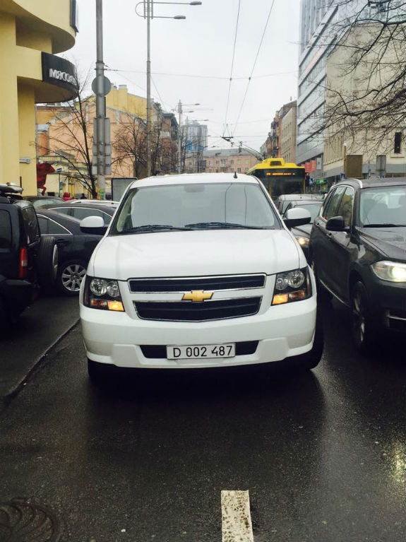 У Києві водій посольства США став переможцем конкурсу "Паркуюсь, як мудак" - фото 1