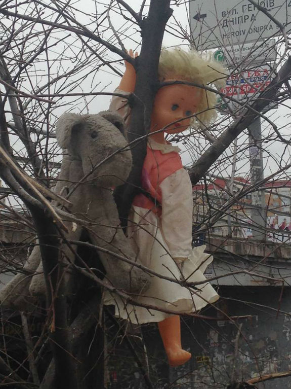 Киян кошмарять ляльками на деревах  - фото 1