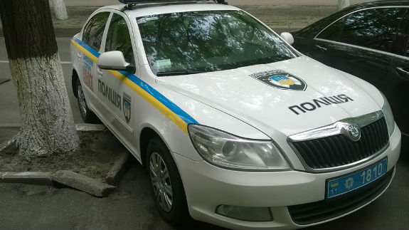 У столиці водій поліцейської машини взяв участь у конкурсі "Паркуюсь, як жлоб" - фото 2