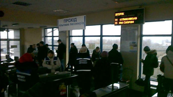 Пасажирів міської електрички Києва змушують стояти в очікуванні потягів  - фото 2