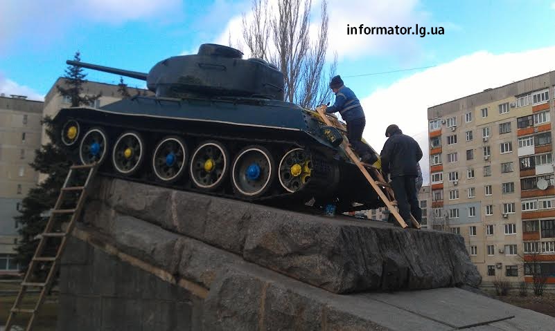 Новий мер Лисичанська наказав зафарбувати "патріотичний" танк (ФОТО, ВІДЕО) - фото 3